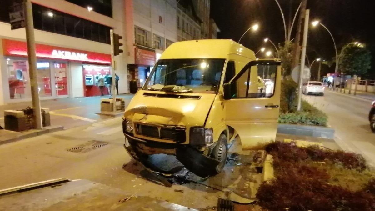 Alkoll&uuml; s&uuml;r&uuml;c&uuml; ışıkta bekleyen otomobile &ccedil;arptı