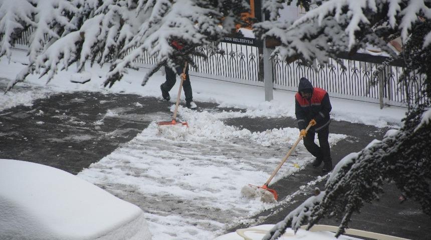 Tatvan Belediyesinden g&uuml;l&uuml;mseten paylaşım