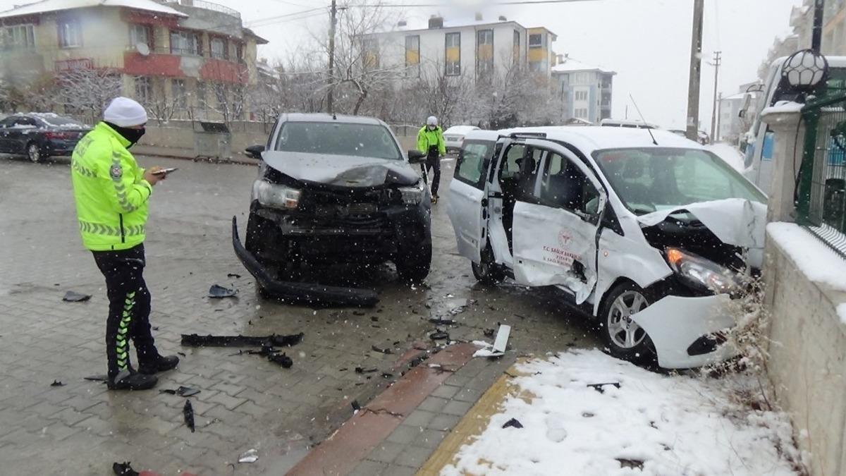 Aşı ekibi kaza yaptı: 4 sağlık g&ouml;revlisi yaralandı
