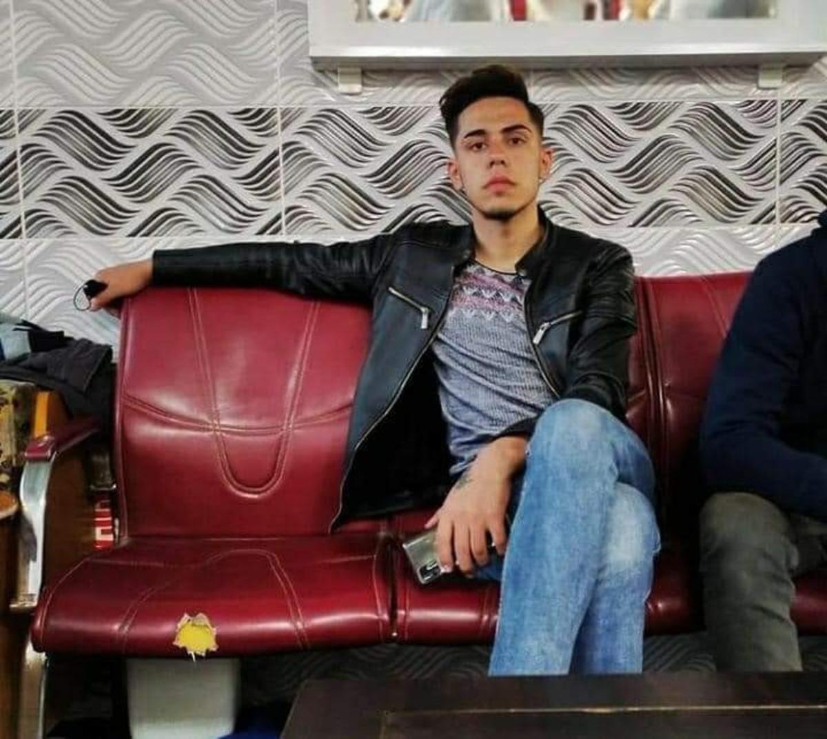 Hafif ticari ara&ccedil;la &ccedil;arpışan motosikletin s&uuml;r&uuml;c&uuml;s&uuml; hayatını kaybetti