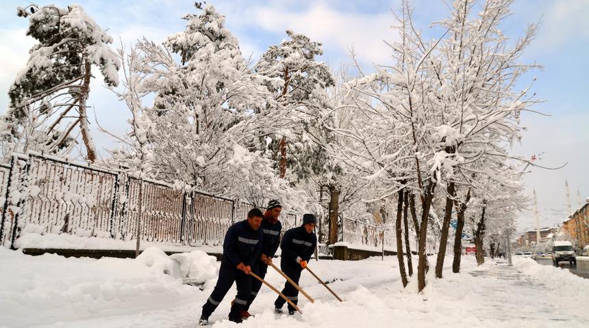Muş’ta kar kalınlığı 30 santim; 234 köy yolu kapandı