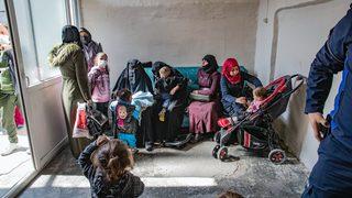 Görme güçlüğü çeken kaçak sünnetçide muayene olmak için dakikalarca sıra bekliyorlar