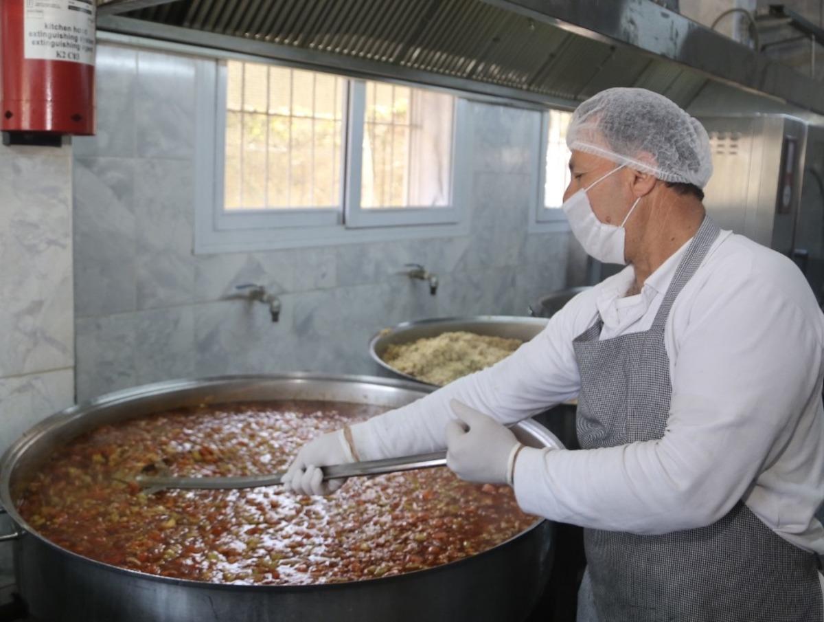 Dev kazanlarda pişiyor, kapı kapı dağıtılıyor