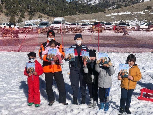 Jandarma çocuklara güvenlik tedbirlerini anlatıyor