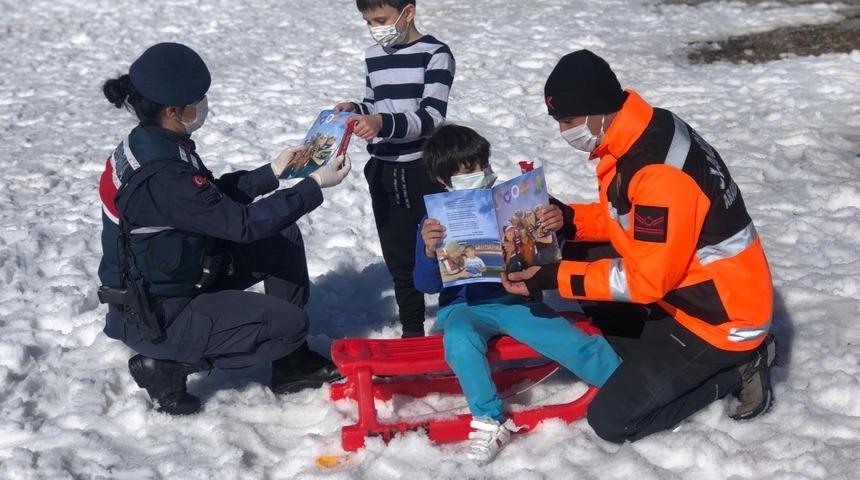 Jandarma &ccedil;ocuklara g&uuml;venlik tedbirlerini anlatıyor