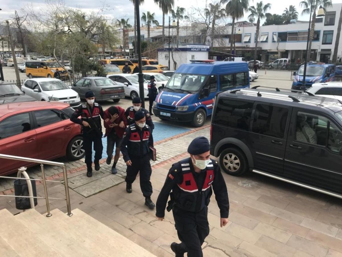 Kendisini yakalayan ev sahibini y&uuml;z&uuml;nden vuran hırsız yakalandı