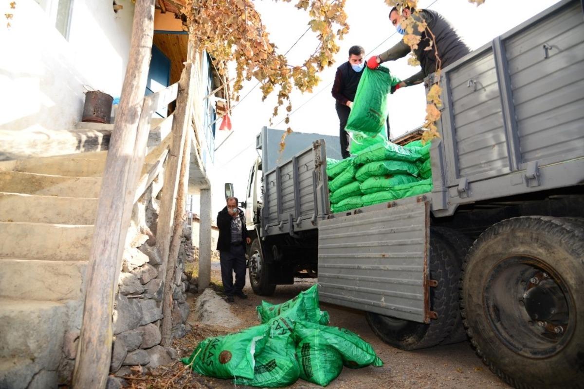 Kahramankazan&rsquo;da ihtiya&ccedil; sahibi ailelere k&ouml;m&uuml;r yardımı
