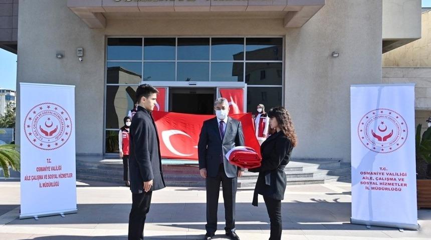 Hatay&rsquo;dan getirilen T&uuml;rk bayrağı Osmaniye&rsquo;de teslim alındı