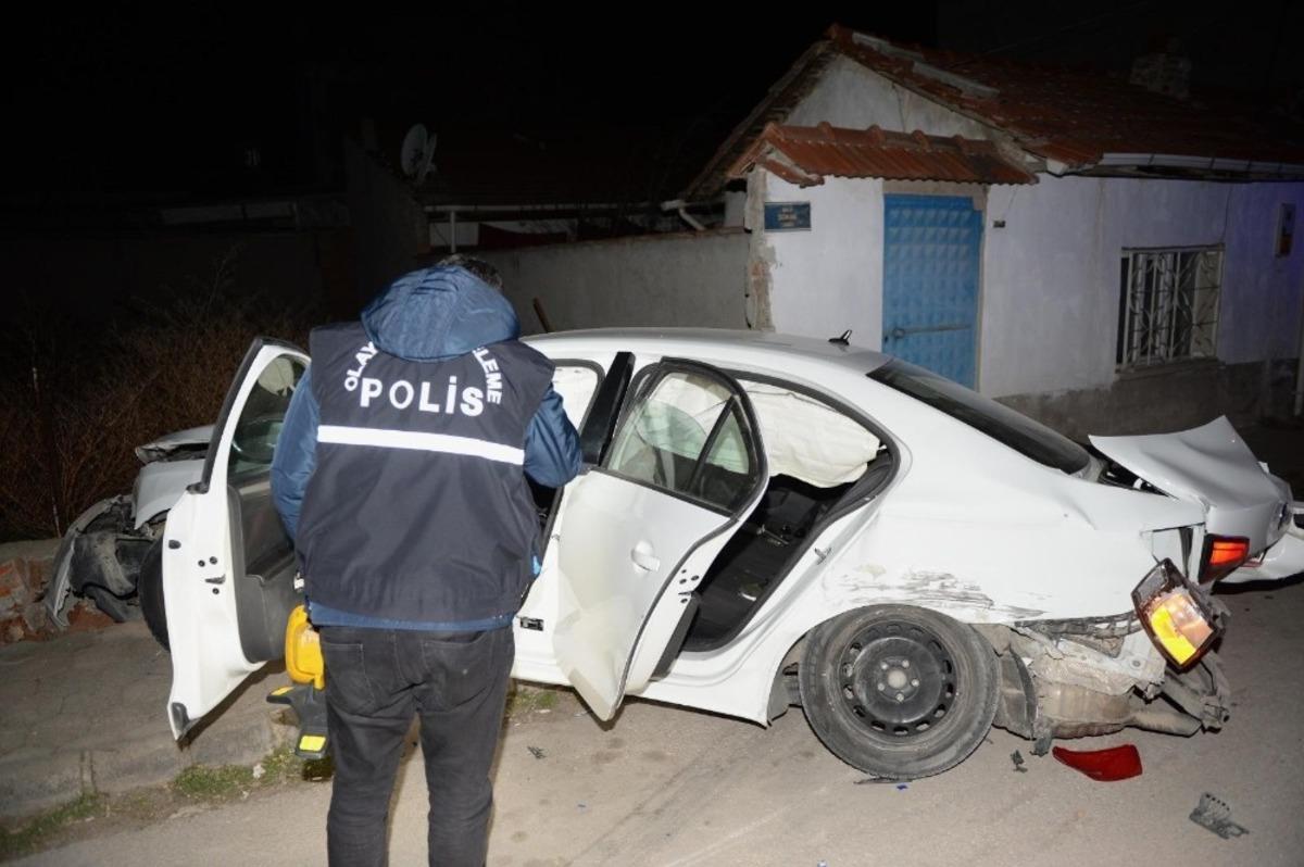 Polisin &ldquo;dur&rdquo; ihtarına uymadılar, otomobilleri bir evin duvarına &ccedil;arpınca yakalandılar