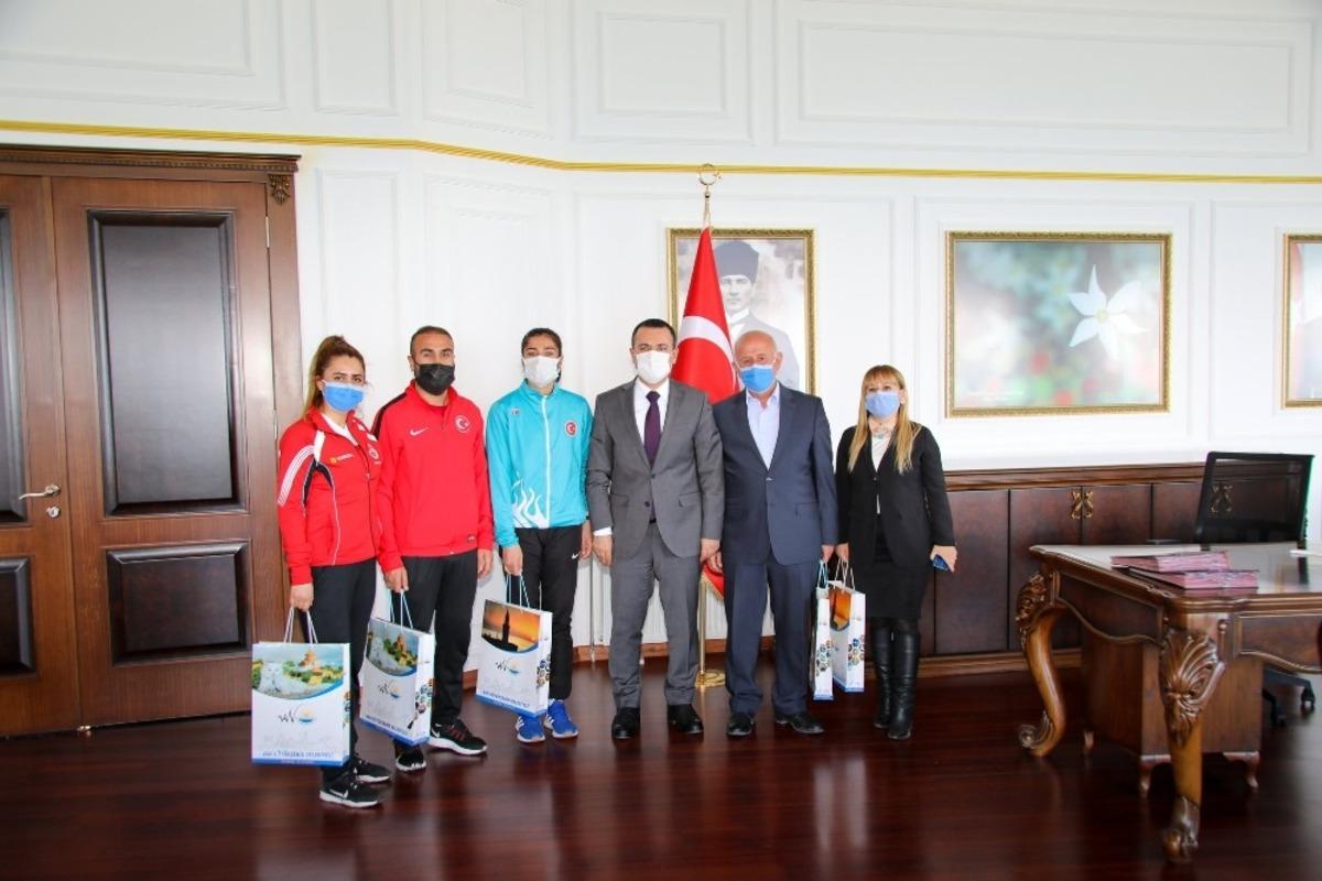 D&uuml;nya rekoru kıran sporcudan Kaymakam T&uuml;rkman&rsquo;a ziyaret