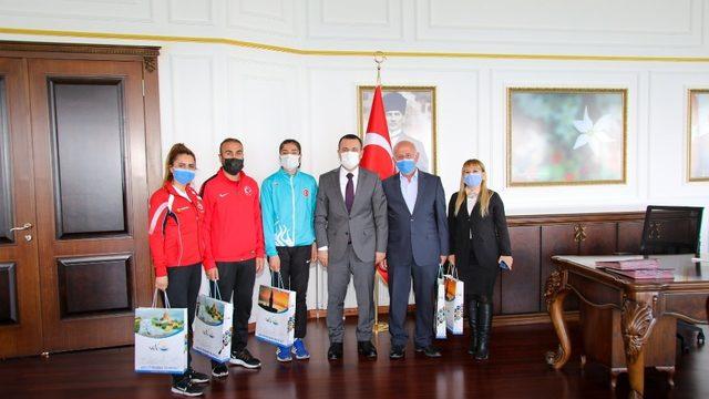 Dünya rekoru kıran sporcudan Kaymakam Türkman’a ziyaret