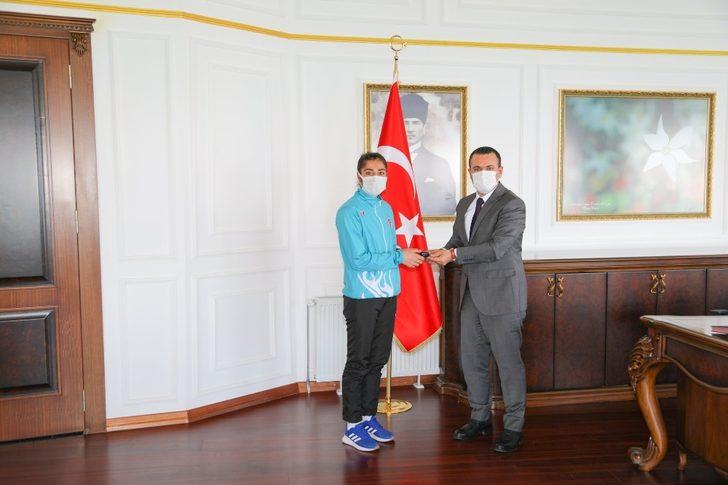 Dünya rekoru kıran sporcudan Kaymakam Türkman’a ziyaret G3