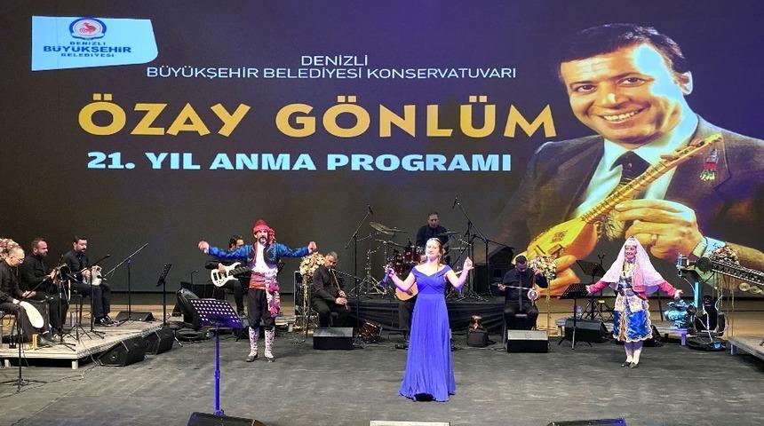 &Ouml;zay G&ouml;nl&uuml;m d&uuml;zenlenen online konser ile anıldı