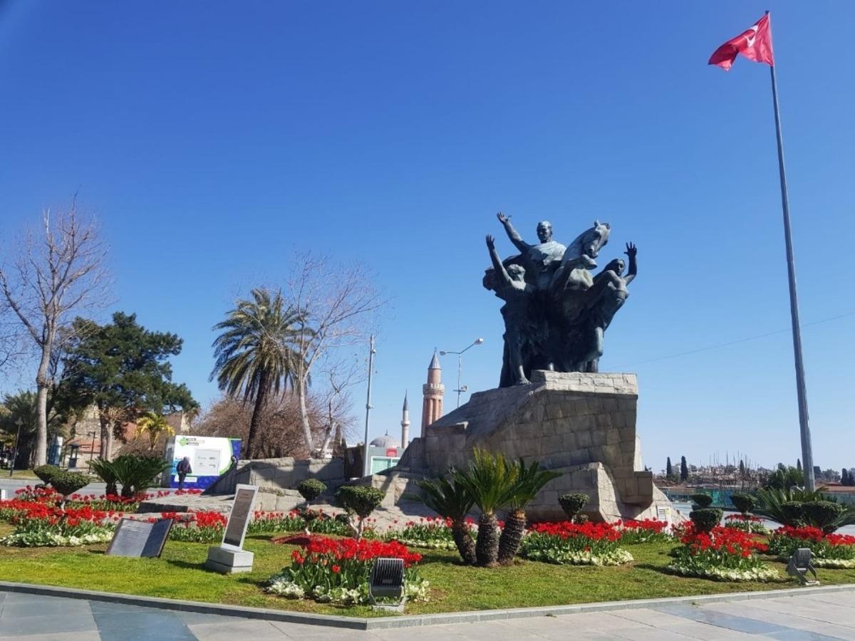 Antalya&rsquo;da a&ccedil;an 161 bin lale ve s&uuml;mb&uuml;l g&ouml;renleri hayran bırakıyor