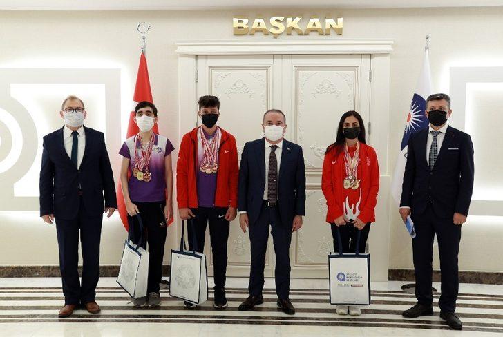 Başkan Böcek başarılı sporcuları ağırladı G2