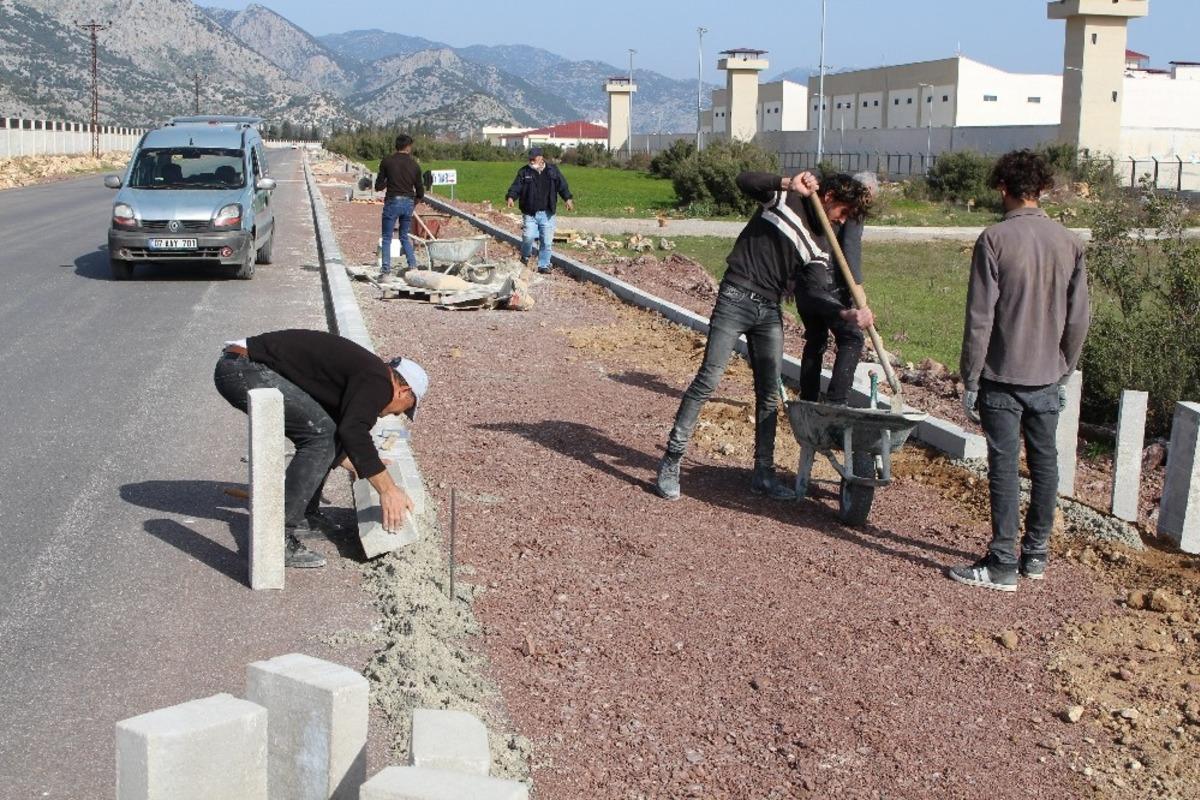 D&ouml;şemealtı Kırg&ouml;z yoluna kaldırım &ccedil;alışması