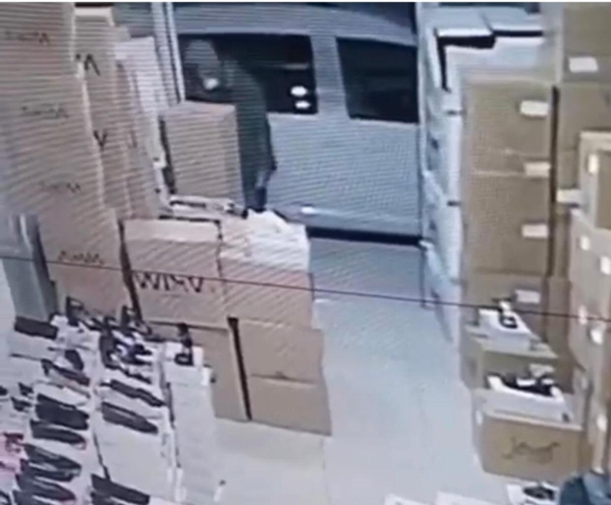 Depodan ayakkabı &ccedil;alan hırsız kameralara yakalandı