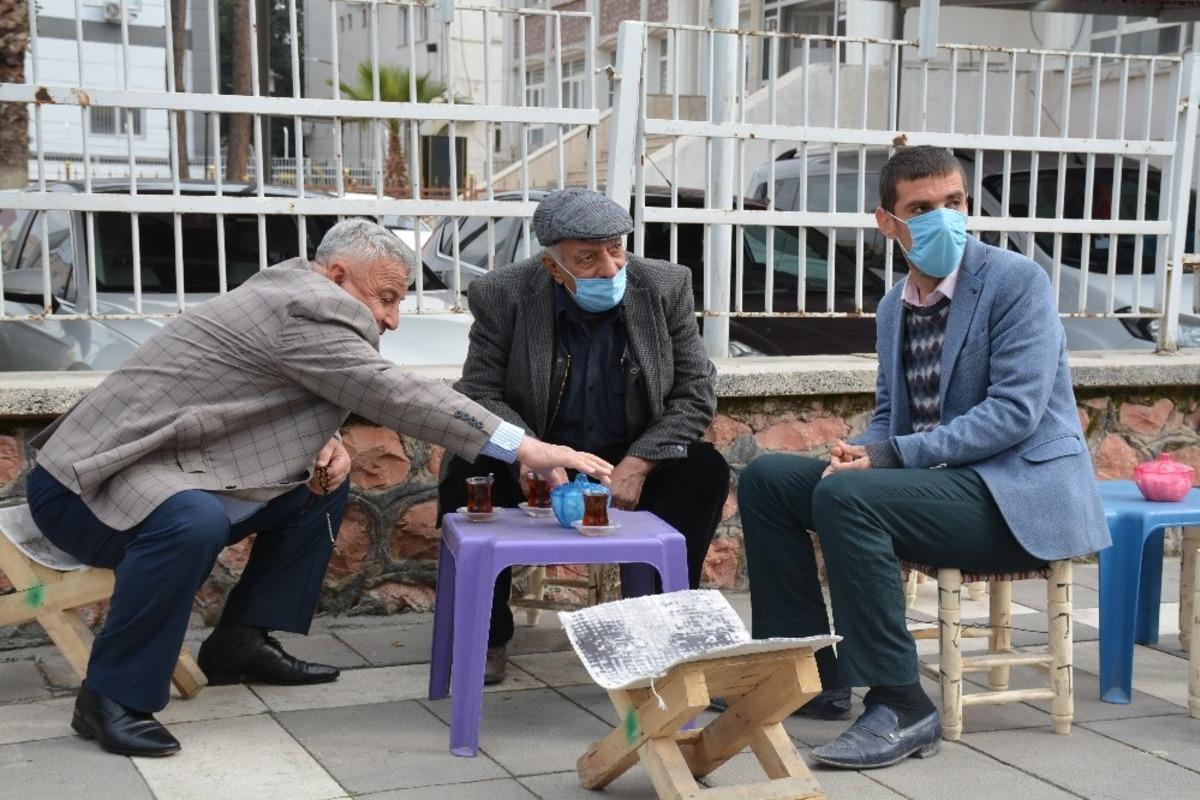 Kısıtlamalar kalktı, esnaf iş yerini temizleyip m&uuml;şteri almaya başladı