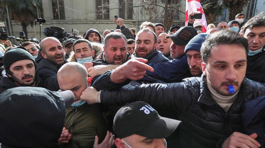Gürcistan'da protestocular ile polis arasında arbede çıktı