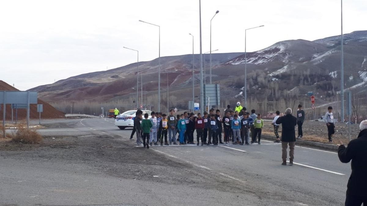 Tuzluca&rsquo;da &ouml;ğrenciler arası koşu yarışması d&uuml;zenlendi
