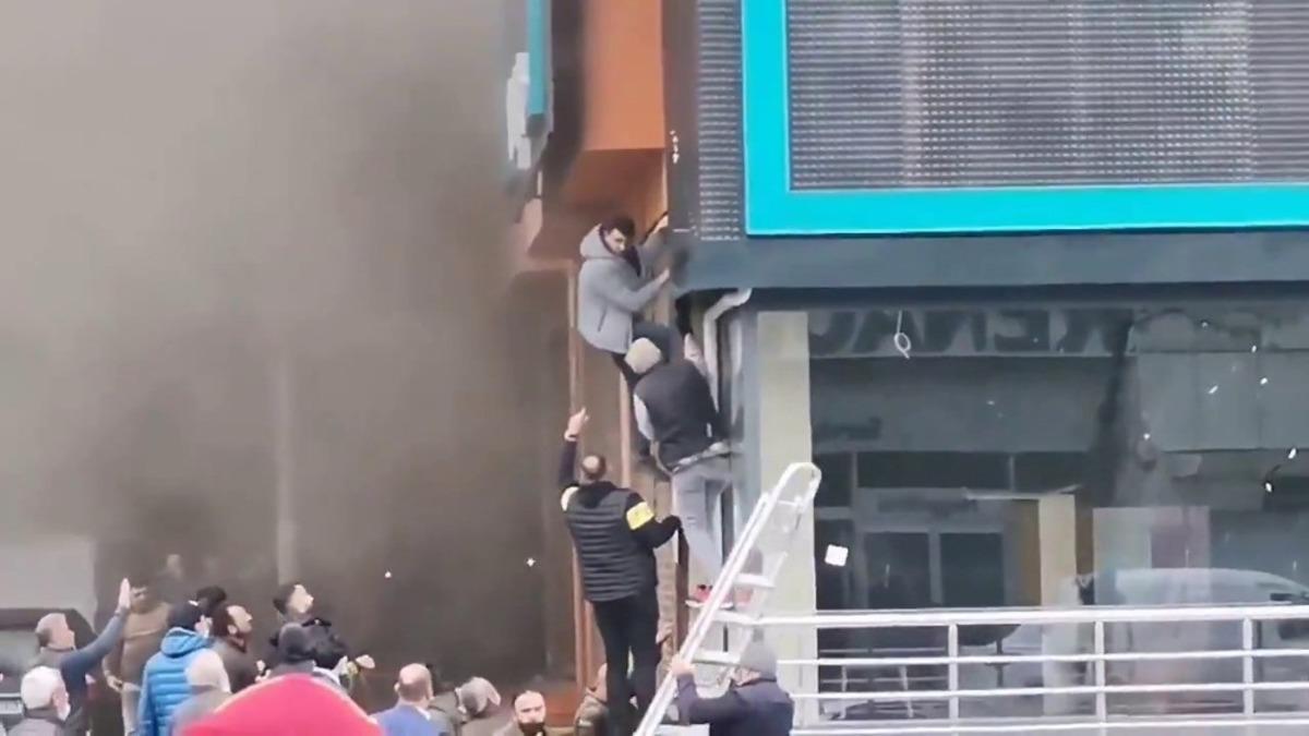 Ataşehir&rsquo;deki fabrika yangınından iş&ccedil;i son anda b&ouml;yle kurtuldu