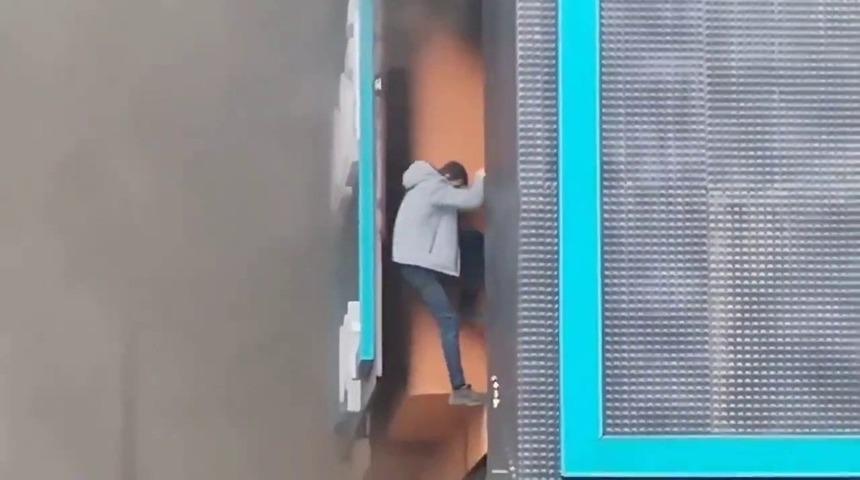 Son Dakika: Ataşehir'de mobilya fabrikasında yangın! İşçi son anda kurtuldu