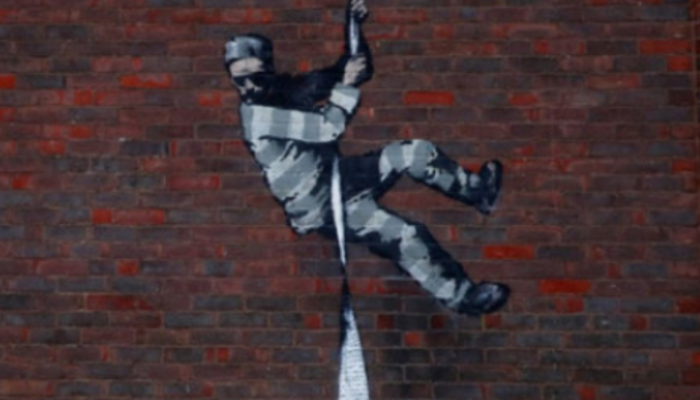 Gizemli sanatçı Banksy’nin yeni eseri cezaevi duvarında ortaya çıktı!
