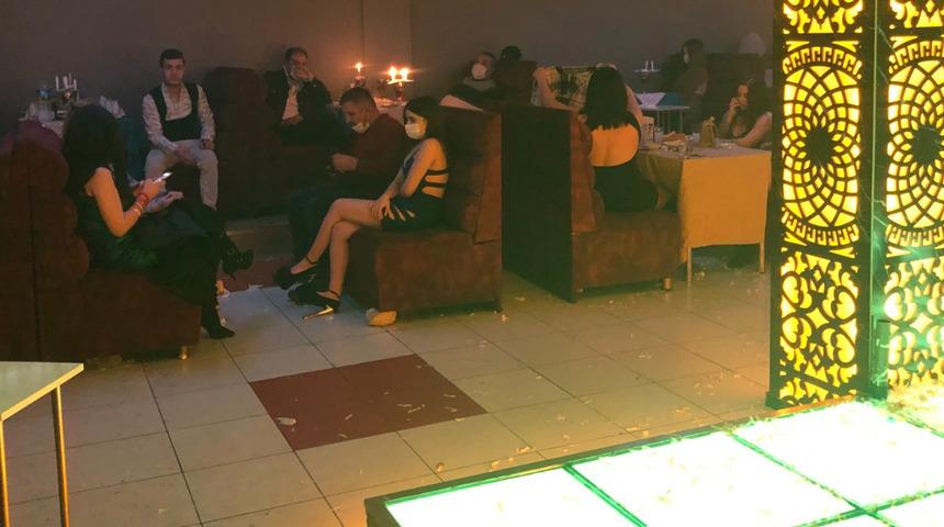 'Çok yüksek riskli' Konya'da skandal görüntüler! Eğlence mekanında basıldılar