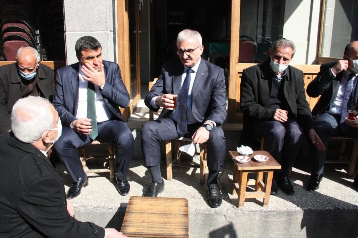 Vali Karaloğlu &ouml;nce tarihi Peynirciler &Ccedil;arşısının projesini inceledi, ardından esnafla birlikte &ccedil;ay i&ccedil;ti