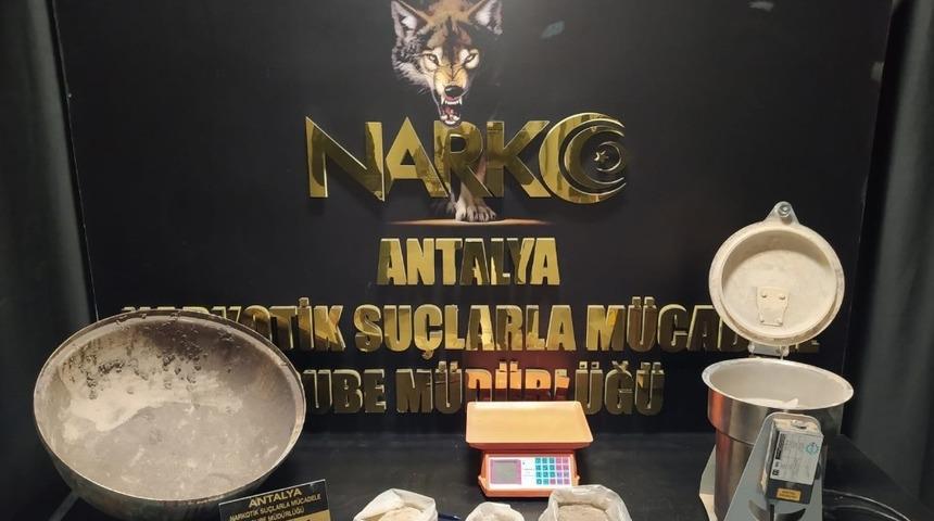 2 kilo 420 gram eroin ile yakalanan ş&uuml;pheli tutuklandı