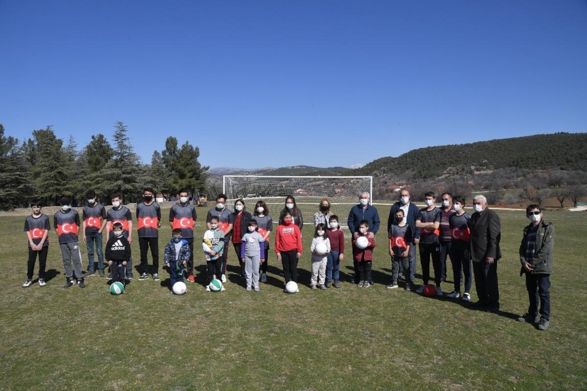 Isparta&rsquo;da Kozluca k&ouml;y&uuml;ne futbol sahası ve oyun parkı kuruldu