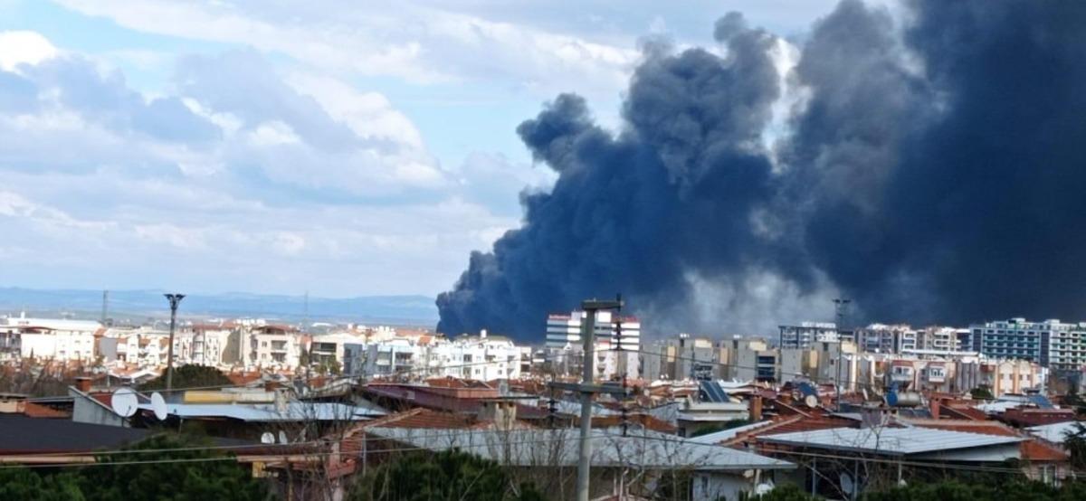 Manisa&rsquo;da &ccedil;ıkan yangında, y&uuml;kselen dumanlar şehri kapladı