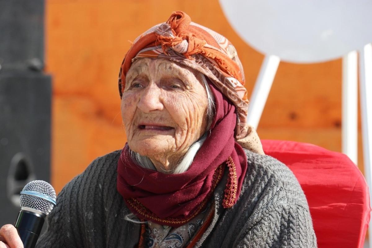 Arslank&ouml;yl&uuml; 96 yaşındaki Nesibe nine, kurtuluş programında duygulandırdı