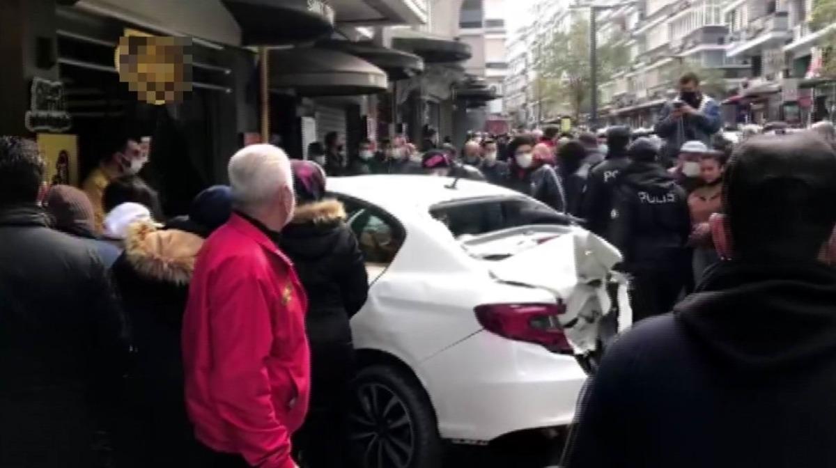 L&uuml;ks otomobilin &ccedil;arptığı ara&ccedil; d&uuml;kkana girdi: 3 yaralı