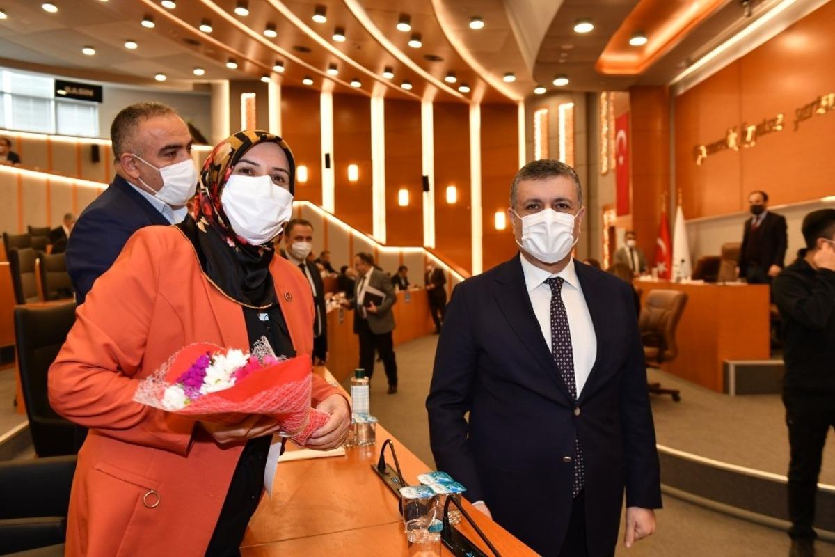 Başkan Bozkurt kadın meclis &uuml;yelerinin emek&ccedil;i kadınlar g&uuml;n&uuml;n&uuml; kutladı