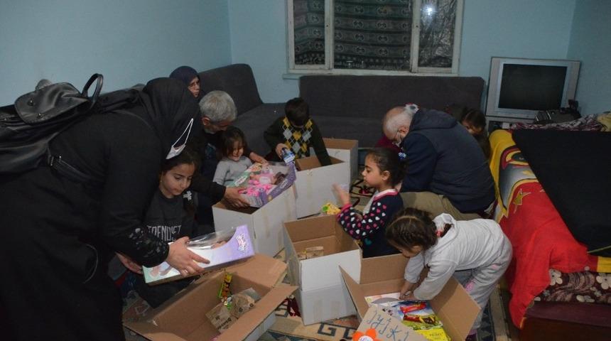 &Ccedil;ocuklarının doğum g&uuml;n&uuml;nde yetim ve &ouml;ks&uuml;zleri sevindirdiler