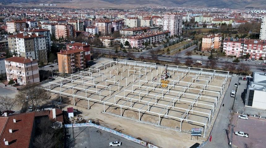 Sel&ccedil;uklu&rsquo;da kapalı pazar sayısı artıyor