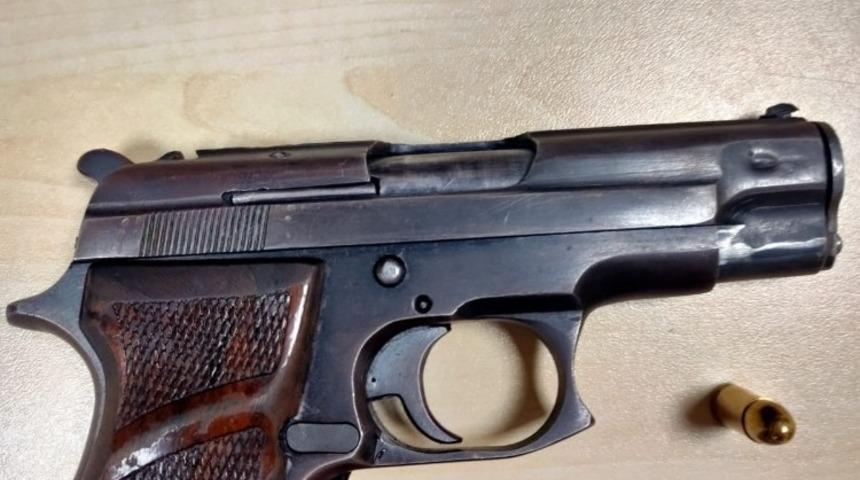 Sokakta yakalanan 3 ş&uuml;pheli polis merkezine g&ouml;t&uuml;r&uuml;ld&uuml;