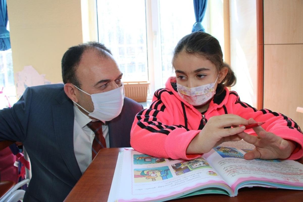 İl Milli Eğitim M&uuml;d&uuml;r&uuml; &Ccedil;andıroğlu ilk ders zilini &ccedil;aldı