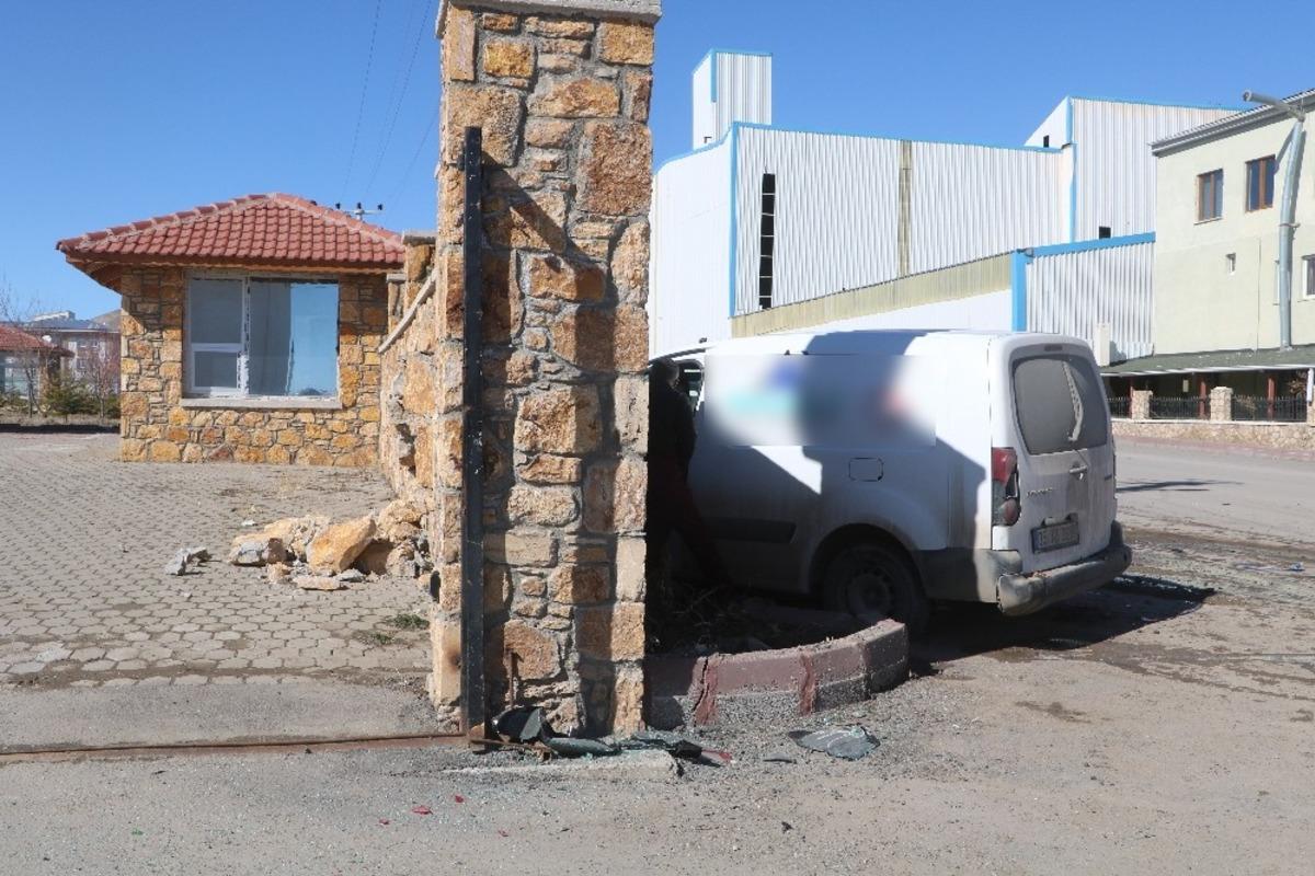 Patlayan bah&ccedil;e duvarı kazanın şiddetini ortaya koydu, kaza anı g&uuml;venlik kamerasında