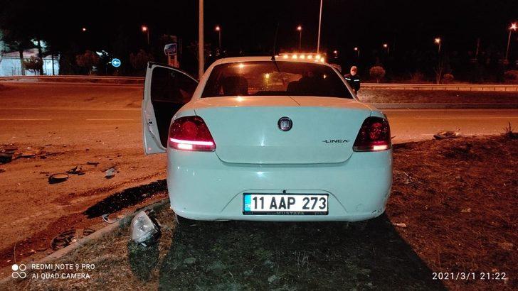 Otomobil bariyerlere çarptı, 2 kişi yaralandı G1