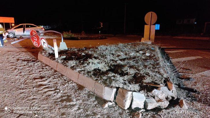 Otomobil bariyerlere çarptı, 2 kişi yaralandı G2