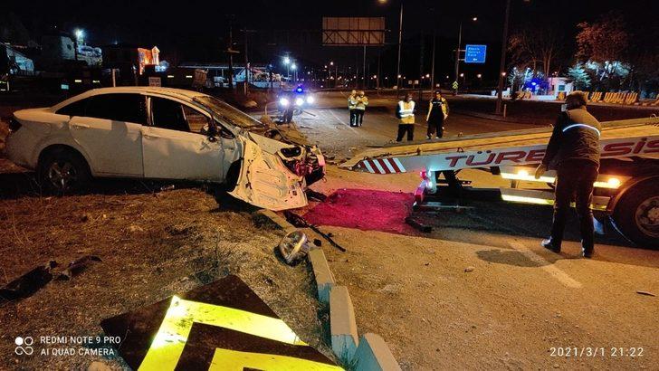 Otomobil bariyerlere çarptı, 2 kişi yaralandı G3