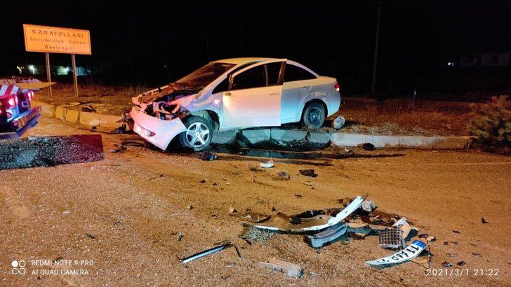 Otomobil bariyerlere çarptı, 2 kişi yaralandı G4