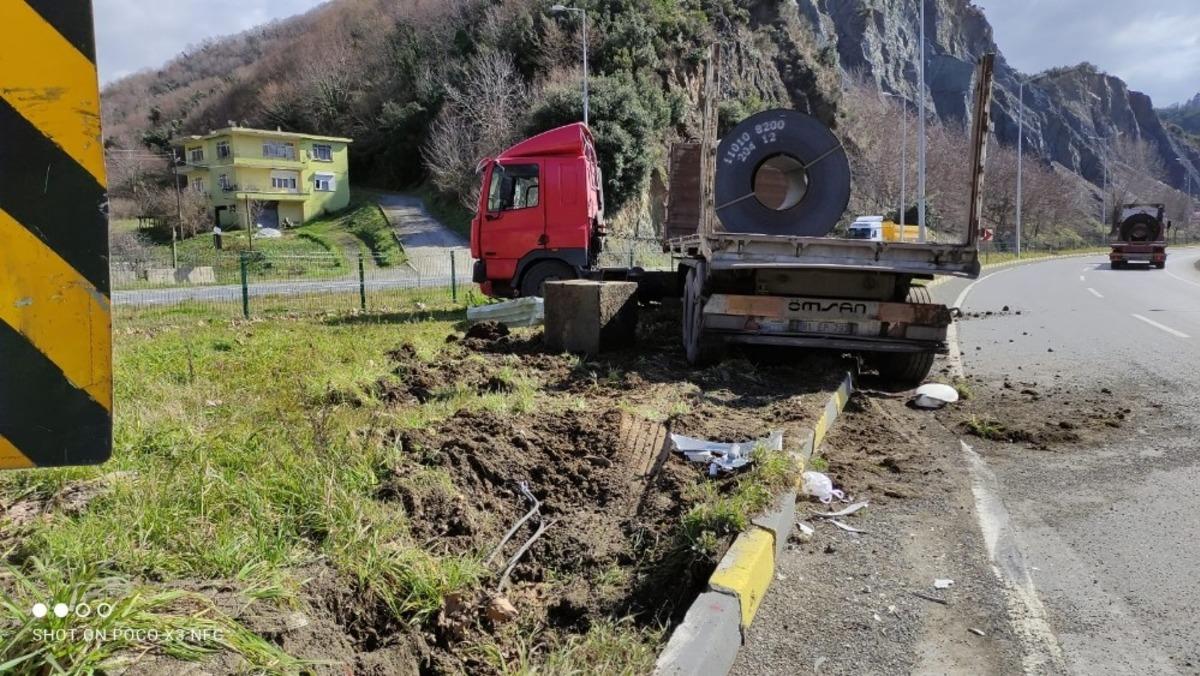 Virajı alamayan tır ref&uuml;je &ccedil;ıktı