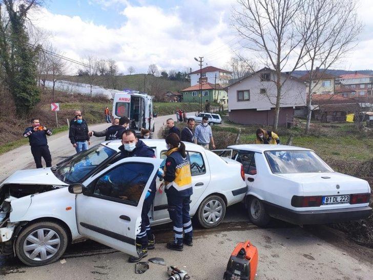 2 otomobil kafa kafaya çarpıştı: 4 yaralı G1