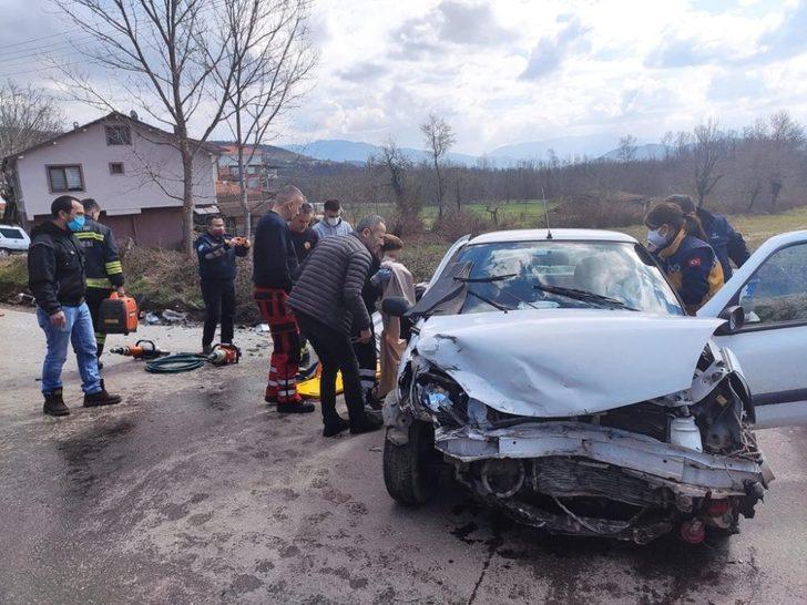 2 otomobil kafa kafaya çarpıştı: 4 yaralı G2