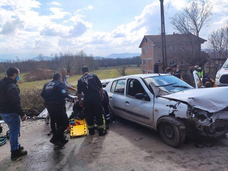 2 otomobil kafa kafaya çarpıştı: 4 yaralı G3