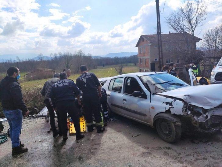 2 otomobil kafa kafaya çarpıştı: 4 yaralı G4