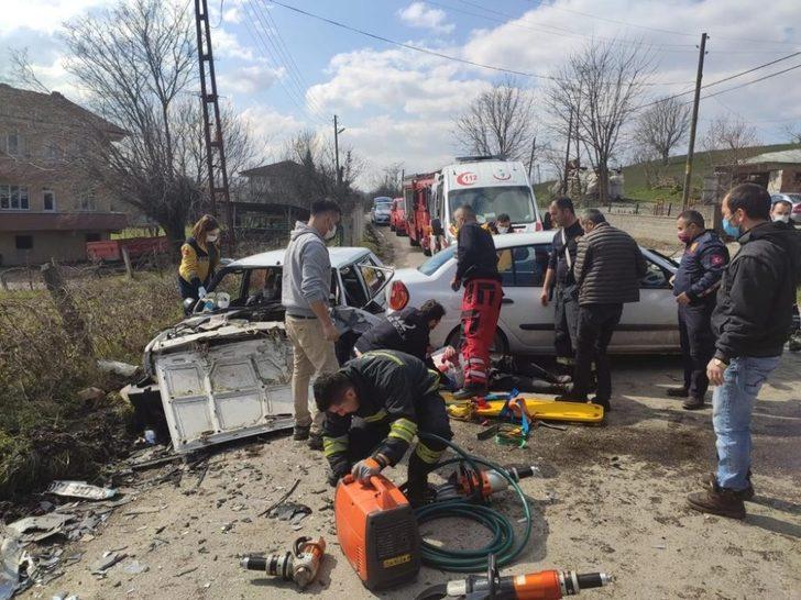 2 otomobil kafa kafaya çarpıştı: 4 yaralı G5